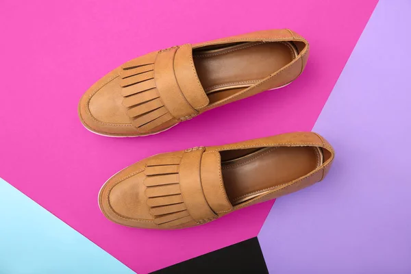 Par de zapatos femeninos sobre fondo de color —  Fotos de Stock