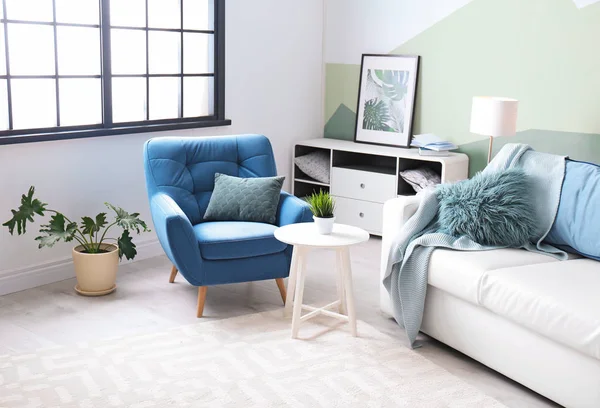 Interior elegante sala de estar com sofá confortável e poltrona — Fotografia de Stock