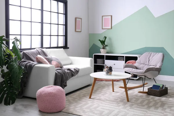 Elegante salón interior con cómodo sofá y mecedora — Foto de Stock