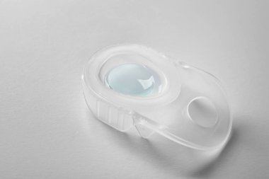 Beyaz arka plan Kontakt lens ile paket