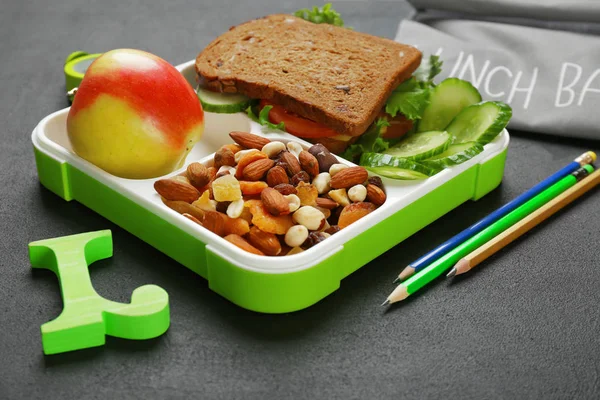 Caja de almuerzo con comida apetitosa en la mesa — Foto de Stock