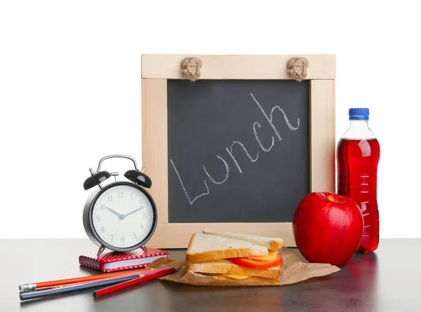 おいしいサンドイッチ、リンゴ、テーブルに学校給食の飲み物のボトル — ストック写真