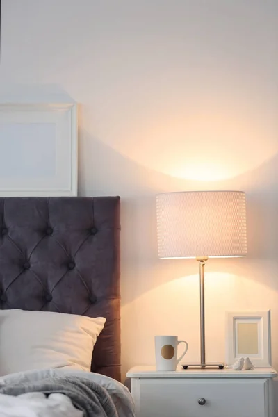 Modern oda içi rahat yatak ve şık lamba — Stok fotoğraf