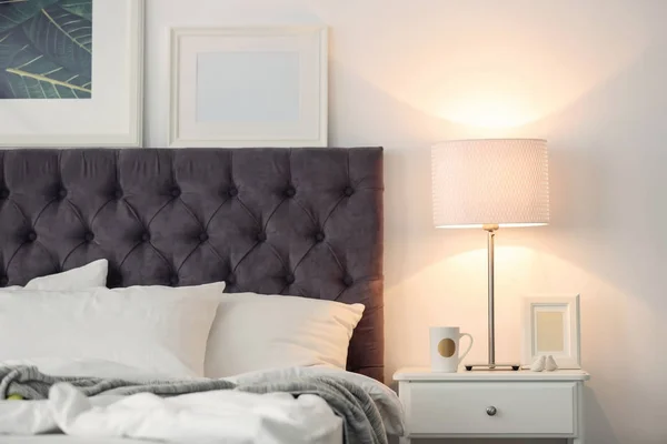 Quarto moderno interior com cama confortável e lâmpada elegante — Fotografia de Stock