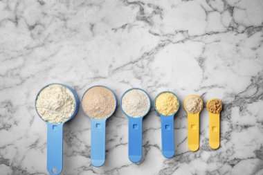 Mermer zemin üzerine un farklı tipleri ile kaşık toz