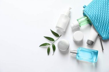 Beyaz arka plan üzerinde kozmetik ürünleri ile düz yatıyordu kompozisyon