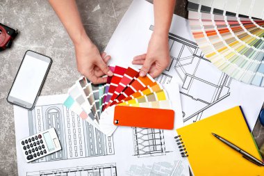 Profesyonel dekoratör masada, üstten görünüm çalışma