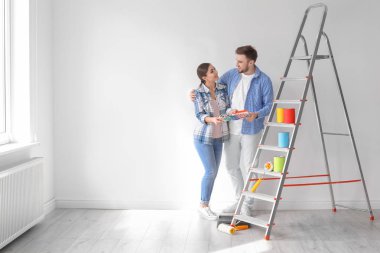 Kapalı renk paleti ile genç Çift