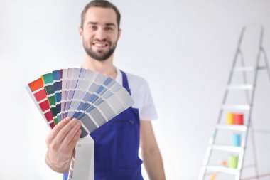 Beyaz arka plan üzerinde renk paleti ile erkek dekoratör