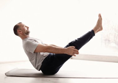 Sportif adam pratik Yoga kapalı