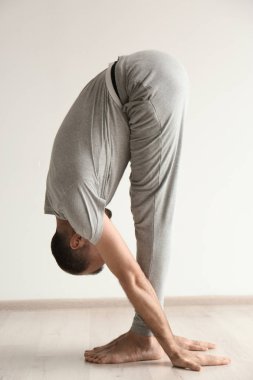 Sportif adam pratik Yoga kapalı