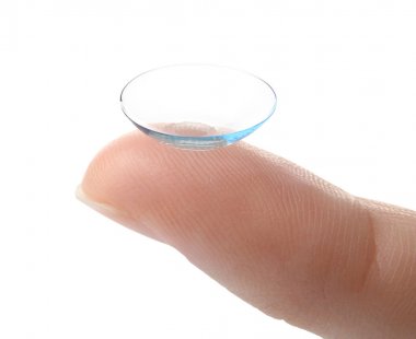 Kontakt lens açık renkli, closeup tutan kadın