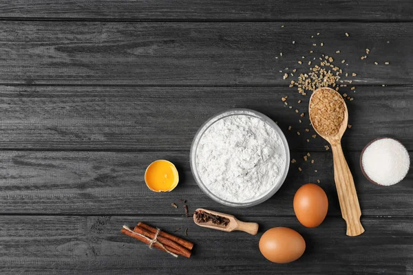 Composición con harina, huevos y azúcar sobre fondo de madera, vista superior — Foto de Stock