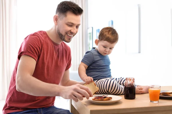 Baba ve oğlu mutfakta Kahvaltı — Stok fotoğraf