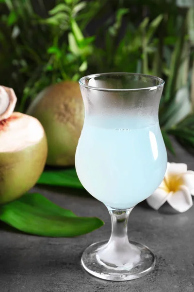 Vaso de agua fresca de coco sobre la mesa — Foto de Stock