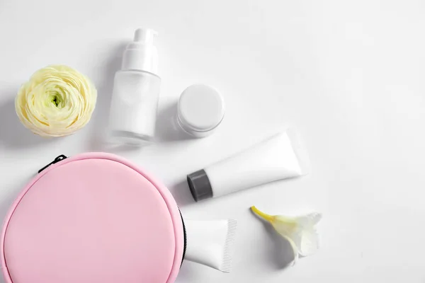 Plat lag samenstelling met cosmetische producten op witte achtergrond — Stockfoto