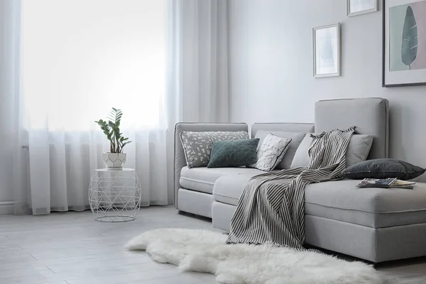 Elegan interior ruang tamu dengan sofa yang nyaman — Stok Foto