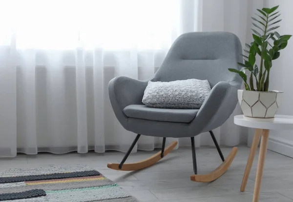 Elegante sala de estar interior com cadeira de balanço — Fotografia de Stock