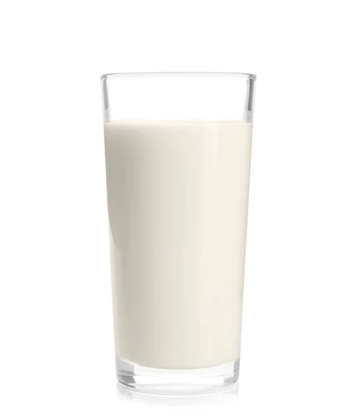 Un vaso de leche sobre fondo blanco. Productos lácteos frescos —  Fotos de Stock