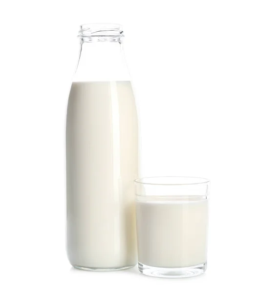 Glaswerk met melk op witte achtergrond. Verse zuivel product — Stockfoto