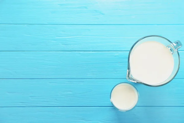 나무 테이블에 우유와 함께 유리입니다. 신선한 낙농 제품 — 스톡 사진