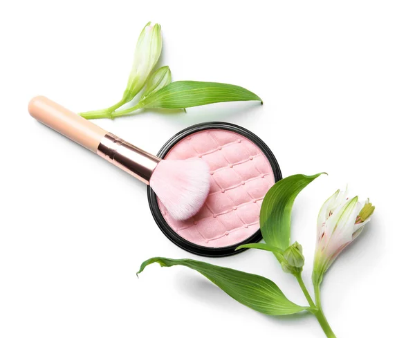 Puder med makeup borste på vit bakgrund — Stockfoto