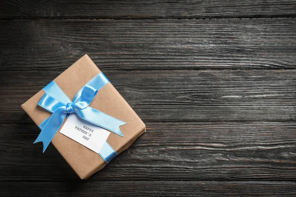 Gift box with card on wooden background, top view. Father's day celebration — Stock Photo, Image