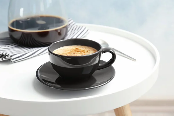 Kop aromatische warme koffie op tafel — Stockfoto