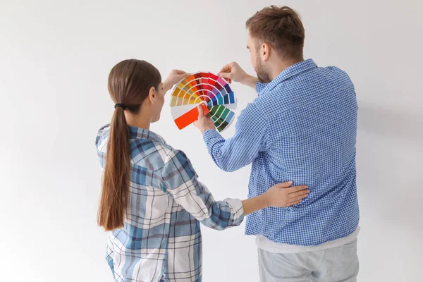 Pareja joven con paleta de colores sobre fondo blanco — Foto de Stock