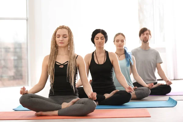 Grupul de oameni care practică yoga în interior — Fotografie, imagine de stoc
