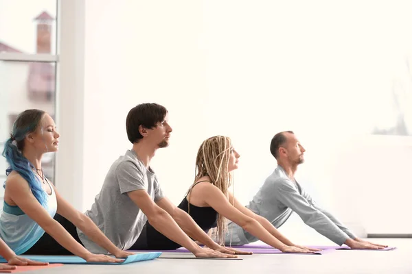 Skupina lidí, cvičit jógu doma — Stock fotografie