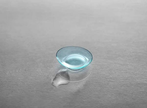 Contactlens op lichte achtergrond — Stockfoto