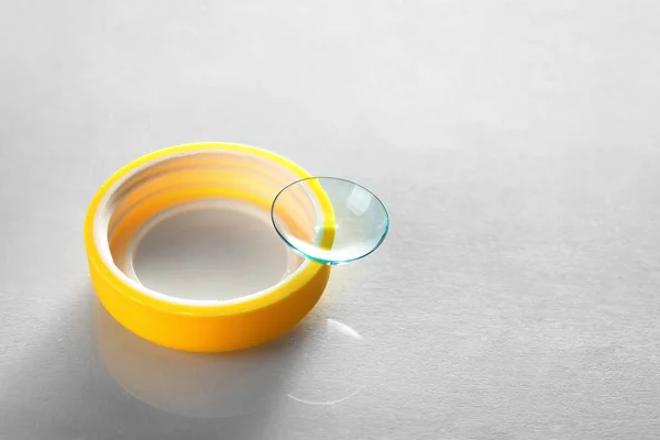 Plastlock med kontaktlins på ljus bakgrund — Stockfoto