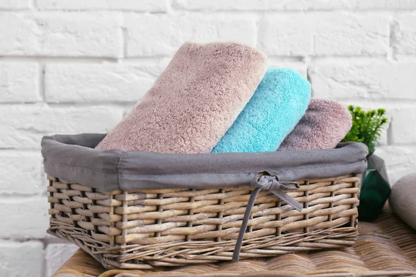 Плетений кошик з чистими рушниками у ванній — стокове фото