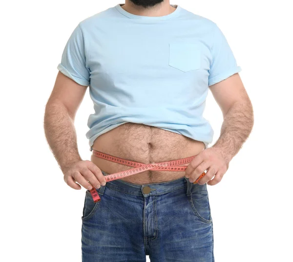 Obézní muž s měřicí páska na bílém pozadí — Stock fotografie
