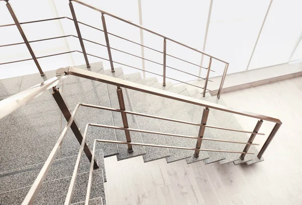 Steintreppe mit Metallgeländer drinnen, Blick durch Videokamera — Stockfoto