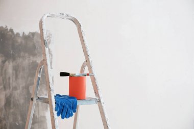 Boya ve fırça odasında adım merdiveninde ile yapabilirsiniz