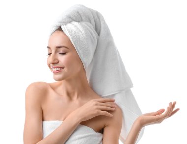 İpeksi cilt beyaz arka plan üzerinde olan güzel kadın