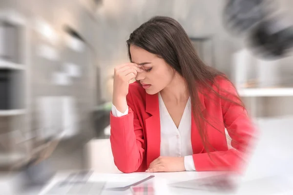 事務所で頭痛を患っている若い女性 — ストック写真