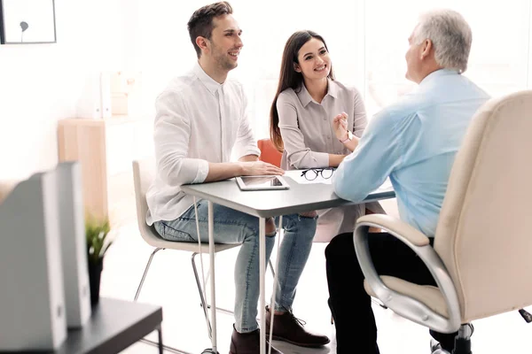 Comisión de Recursos Humanos que realiza entrevista de trabajo con el solicitante en el cargo — Foto de Stock