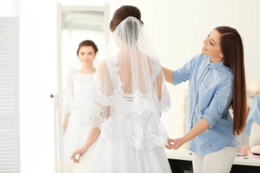 Moda stilist gelin ona düğün salonunda önce hazırlama