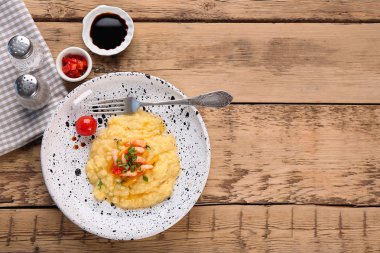 Plaka ile lezzetli karides ve irmik masada, üstten görünüm