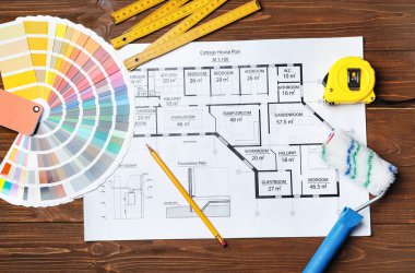 Dekoratör'ın araçlarına ve ahşap arka planda, düz yatıyordu çizim proje