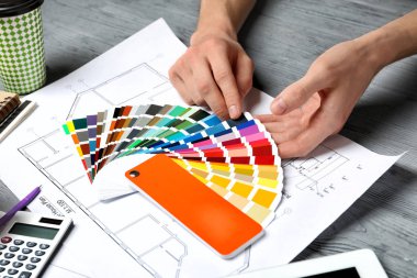 Profesyonel dekoratör masada, closeup çalışma