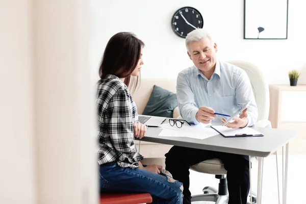 Gerente de Recursos Humanos realizando entrevista de trabajo con el solicitante en el cargo — Foto de Stock