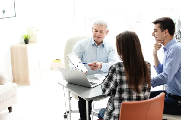 Geleidende sollicitatiegesprek van de Commissie van de menselijke hulpbronnen met aanvrager in kantoor — Stockfoto