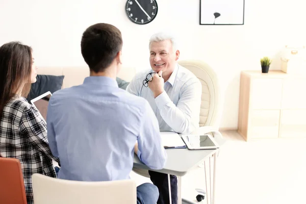 Human resources commission conducting job interview with applicant in office — Stock Photo, Image