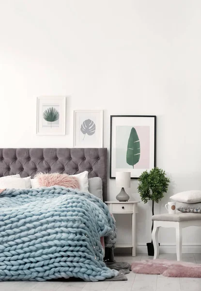 Intérieur de la chambre moderne avec lit confortable — Photo