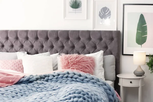 Modernt rum interiör med bekväm säng — Stockfoto
