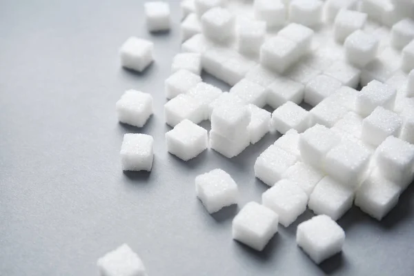 Изысканные кубики сахара на сером фоне — стоковое фото